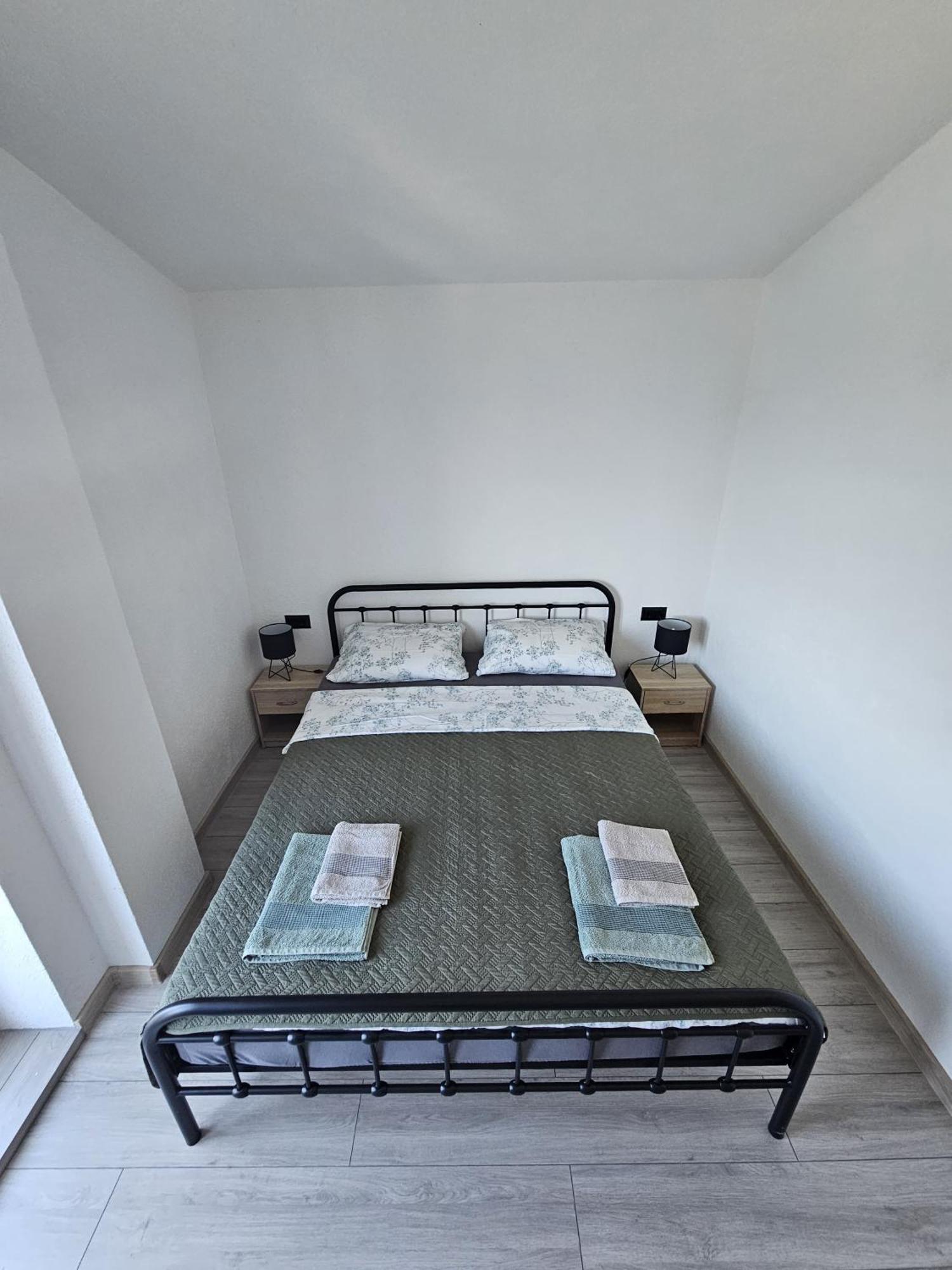Apartmani 1 Pinezici Kültér fotó